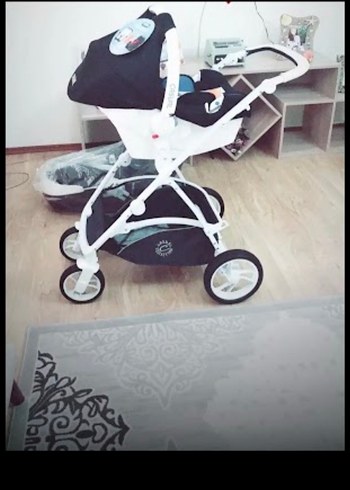 Beyaz ve Gri Bebek Arabası