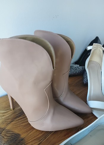 Bej Deri Bağcıklı Stiletto Topuklu Kadın Bot - Görsel 5