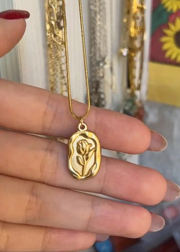Altın Renkli Çiçek Desenli Minimalist Kolye