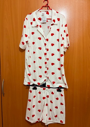 Beyaz Kırmızı Kalp Desenli V Yaka pijama takımı - Görsel 3
