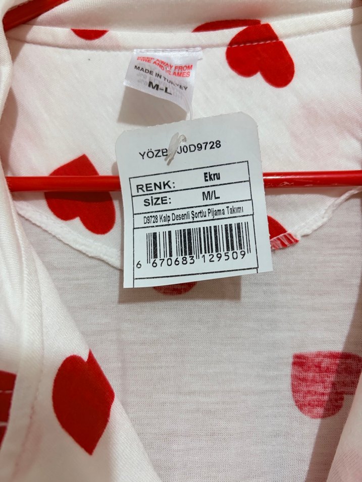 Beyaz Kırmızı Kalp Desenli V Yaka pijama takımı - Görsel 2