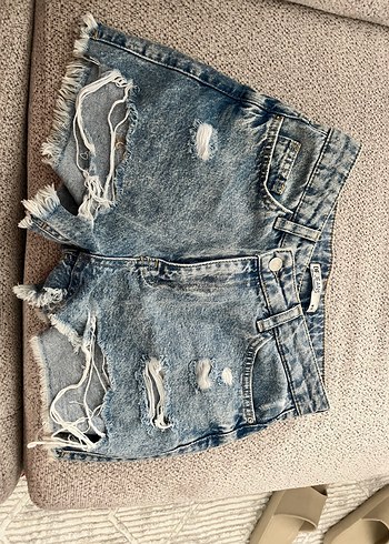 Yırtık Detaylı Mavi Mini Denim Şort