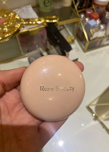Beden Rare Beauty-Mesmerize