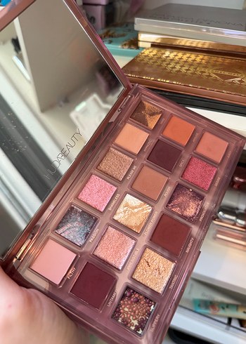 Beden Huda Beauty Naughty Göz Farı Paleti