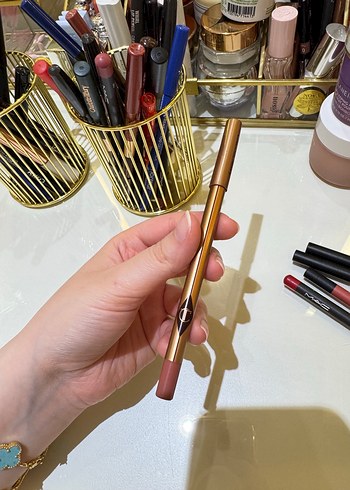 Beden Charlotte Tilbury Lip Cheat - Pillow Talk