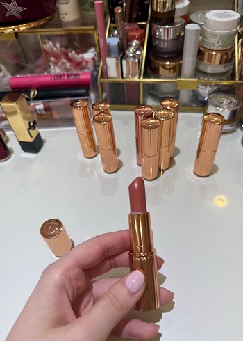 Diğer Charlotte Tilbury Ruj-Bitch Perfect