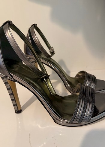 Klasik Gri Yılan Desenli Topuklu Ayakkabı - Görsel 2