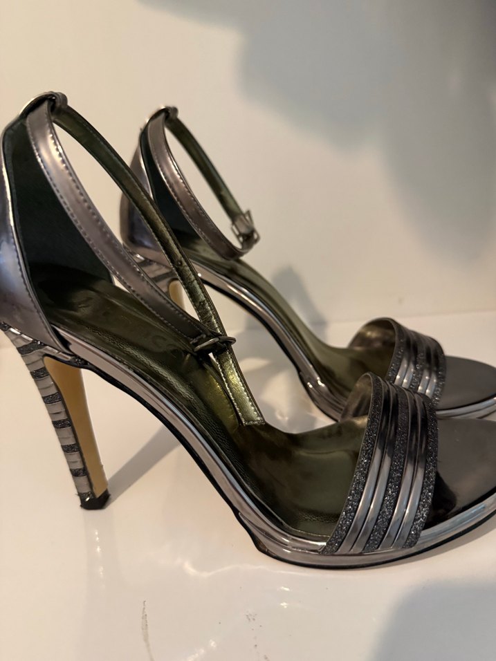 Klasik Gri Yılan Desenli Topuklu Ayakkabı - Görsel 2