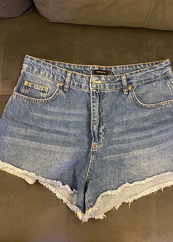 Kadın Mavi Yırtık Denim Mini Şort