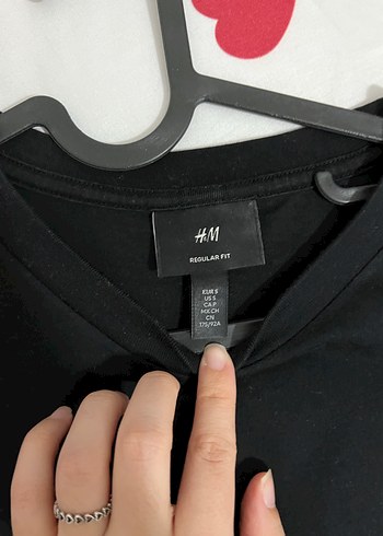 Düğmeli Siyah Baskılı  Tişörtü - Görsel 3