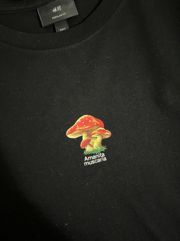 Düğmeli Siyah Baskılı  Tişörtü - Görsel 2