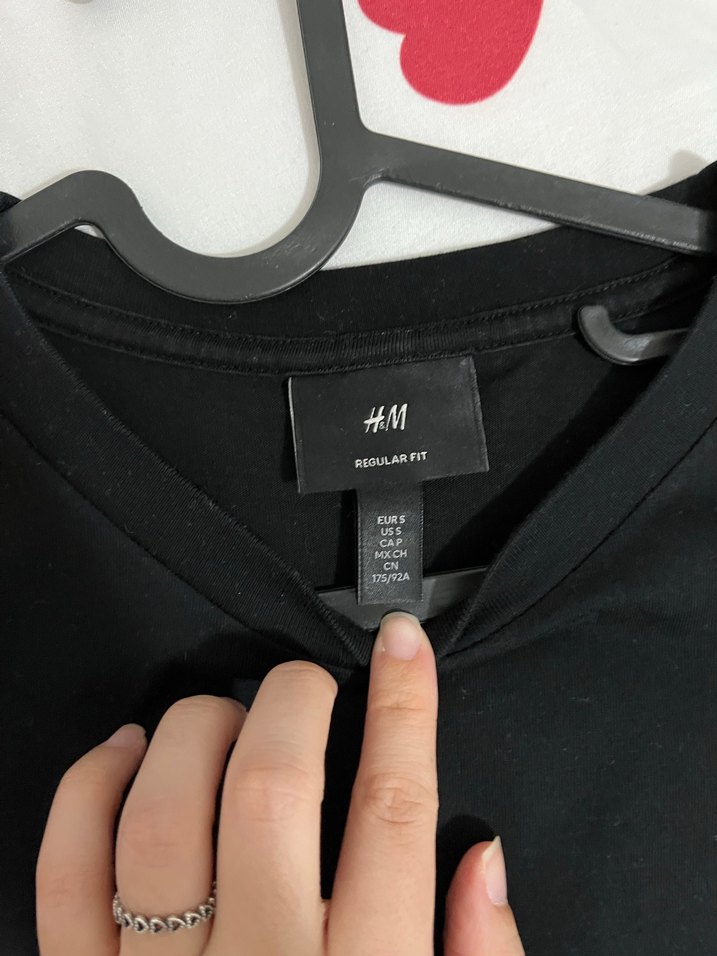 Düğmeli Siyah Baskılı  Tişörtü - Görsel 3