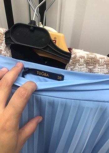 38 Beden Mavi Piliseli Uzun Kadın Etek tuğba markası etiketi üzerinde