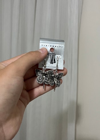Gri Kelebek Desenli Tokalı Küpe