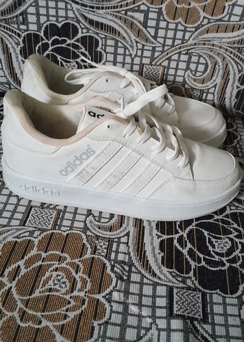 Beyaz Adidas Kadın Spor Ayakkabı