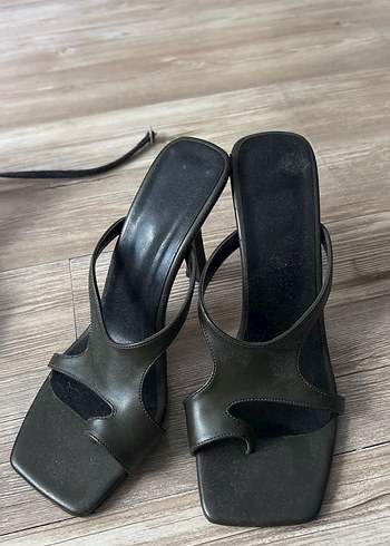 Haki topuklu terlik
