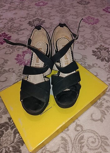 Zara Dolgu topuk sandalet