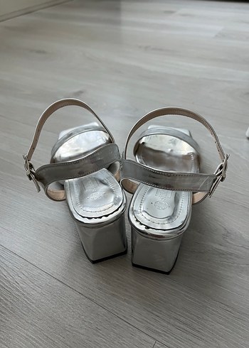 38 Beden gri Renk Parlak Gri Metal Tokalı İnce Topuklu Kadın Ayakkabı