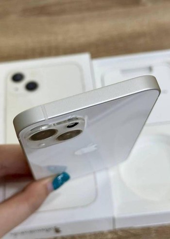 Beyaz iPhone 13, Gri Detaylı