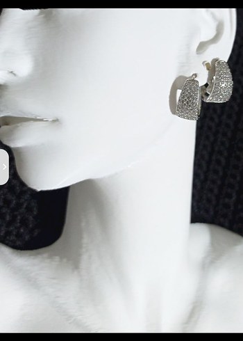 Gri Pul Detaylı Mini Yılan Desenli Küpe - Görsel 2