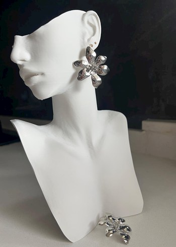 Gri Çiçek Desenli Mini Sıralı Küpe - Görsel 2