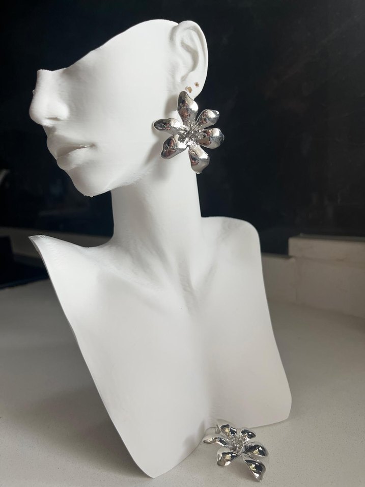 Gri Çiçek Desenli Mini Sıralı Küpe - Görsel 2