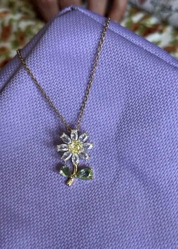 Çiçek Detaylı Altın Renkli Midi Kolye - Görsel 4