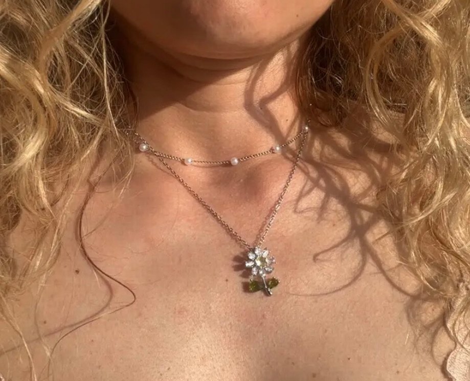 Çiçek Detaylı Altın Renkli Midi Kolye - Görsel 3