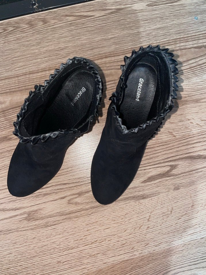 Siyah Süet Fırfırlı Yüksek Topuklu Kadın Bot - Görsel 2