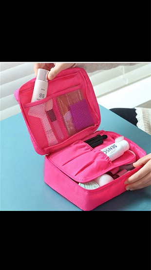 Seyahat için kozmetik çantası