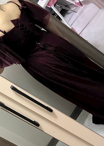 44 Beden Bordo Uzun V Yaka Askılı Gece Elbisesi