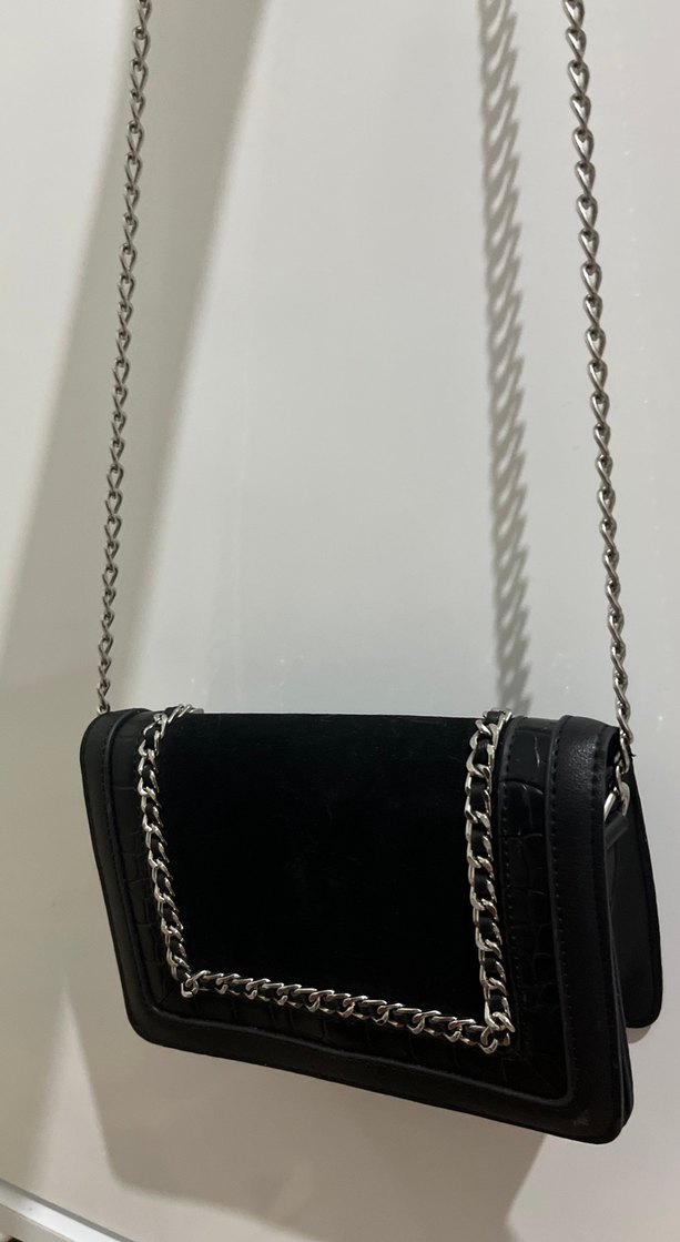 Zincir Detaylı Siyah Deri Yılan Desenli Çanta - Görsel 2