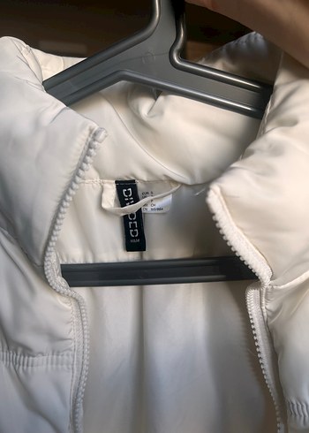 H&M beyaz yüksek yakalı fermuarlı kolsuz mont - Görsel 3