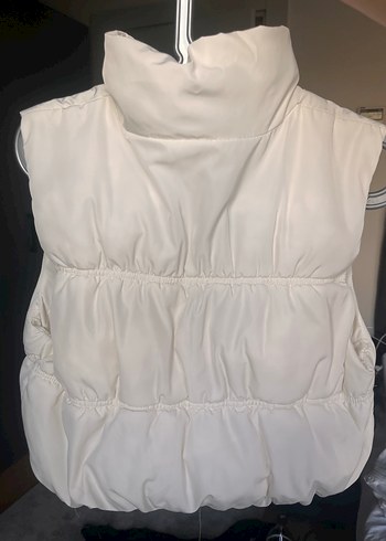 H&M beyaz yüksek yakalı fermuarlı kolsuz mont - Görsel 2