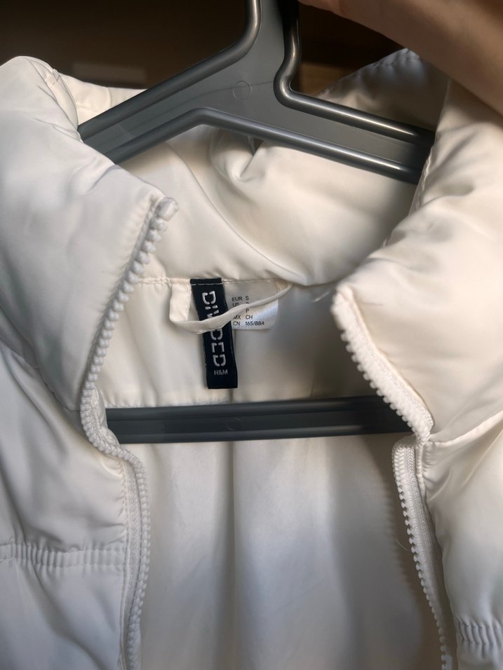 H&M beyaz yüksek yakalı fermuarlı kolsuz mont - Görsel 3