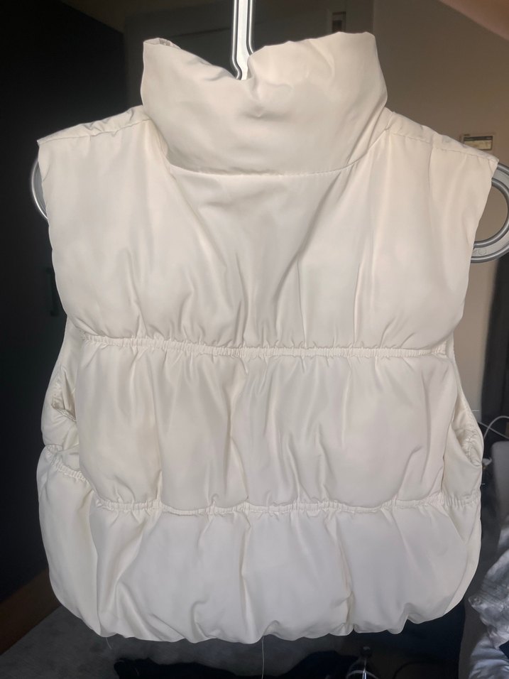 H&M beyaz yüksek yakalı fermuarlı kolsuz mont - Görsel 2