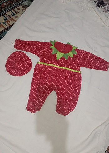 Nakışlı Kırmızı Örgü Bebek Tulum ve Şapka - Görsel 3