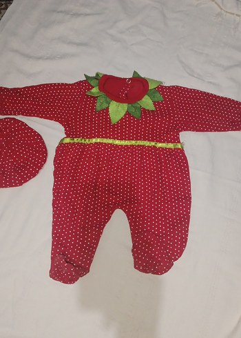 Nakışlı Kırmızı Örgü Bebek Tulum ve Şapka - Görsel 2