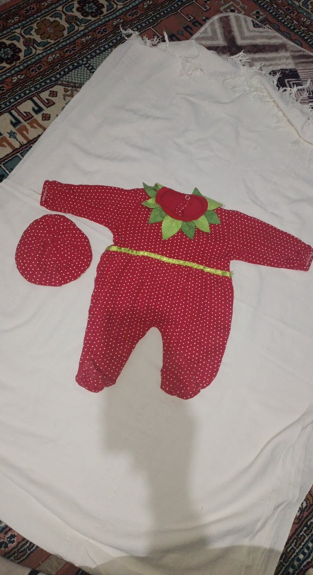 Nakışlı Kırmızı Örgü Bebek Tulum ve Şapka - Görsel 3