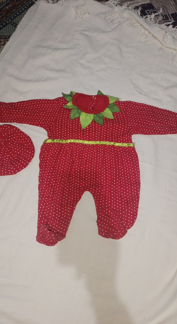 Nakışlı Kırmızı Örgü Bebek Tulum ve Şapka - Görsel 2