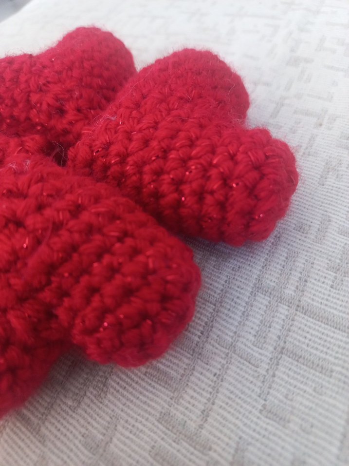 El Yapımı Kırmızı Örgü Kalpler - Görsel 2