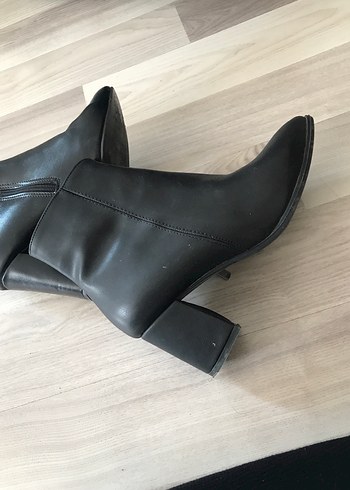Kadın Siyah Deri Tokalı Topuklu Bot