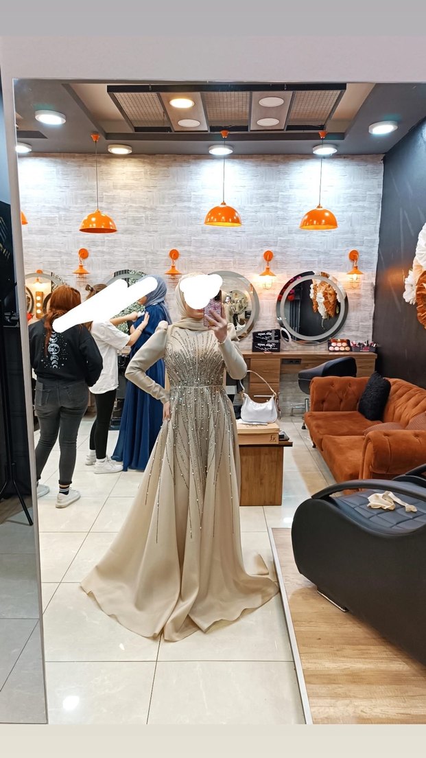 Uzun Kollu Altın Renk Boncuk İşlemeli Nişan Elbisesi - Görsel 3