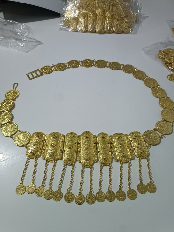 Zincir Detaylı Parlak Altın Kadın Kemer - Görsel 2