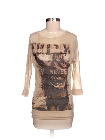 Bershka T-shirt %70 İndirimli.