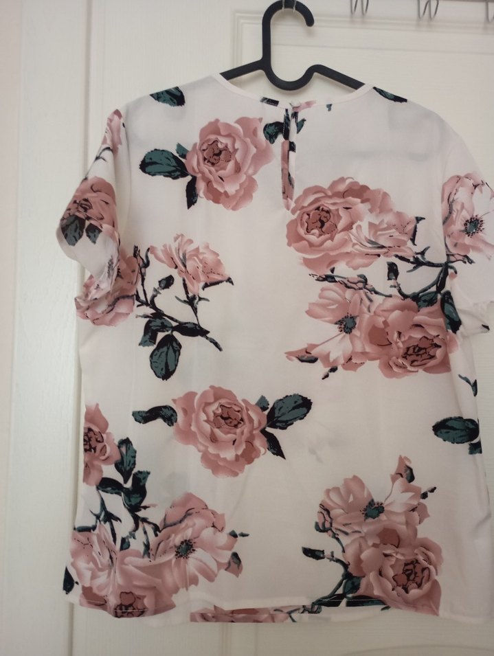 V Yaka Kısa Kollu Çiçekli Bluz - Görsel 2