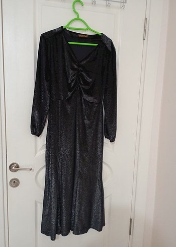 Siyah Parlak Uzun V Yaka Gotik Elbise - Görsel 6