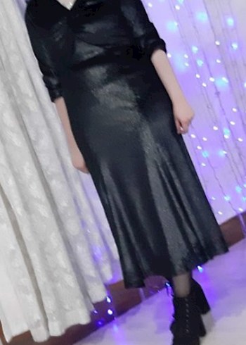 Siyah Parlak Uzun V Yaka Gotik Elbise - Görsel 3