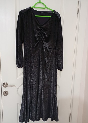 Siyah Parlak Uzun V Yaka Gotik Elbise - Görsel 7