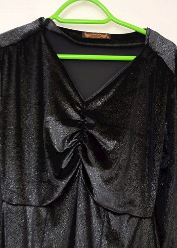 Siyah Parlak Uzun V Yaka Gotik Elbise - Görsel 4